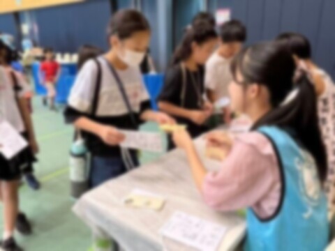 ３．お給料をもらう - お店で働いた後、市民証をもって銀行へ行きます。働いた記録をもとに、まちの中だけで使える通貨（カフェ）をもらいます。